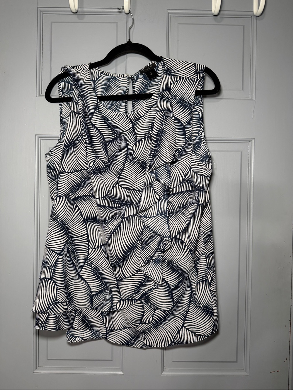 Ann Taylor Factory black and White Abstract Swirl Sleeveless Camisole